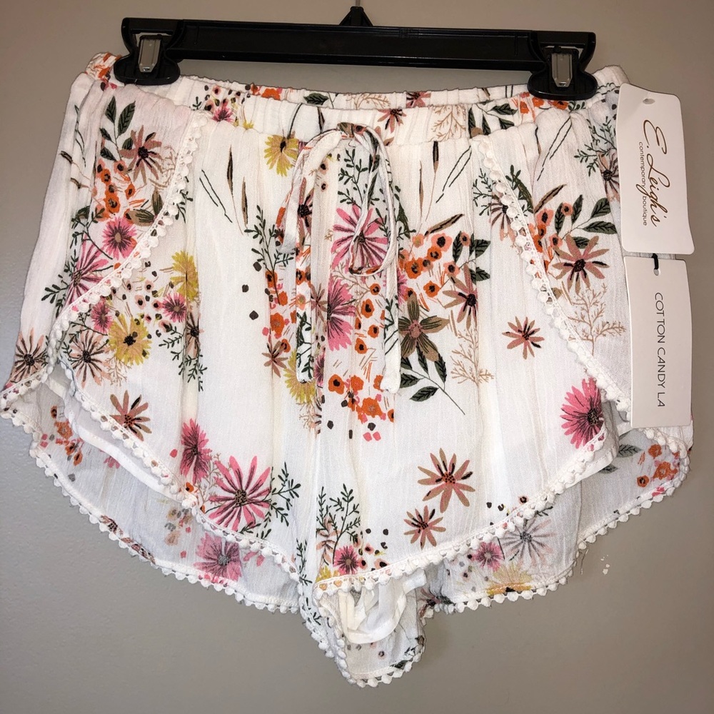 Comfy Floral Shorts! !!NWT!!